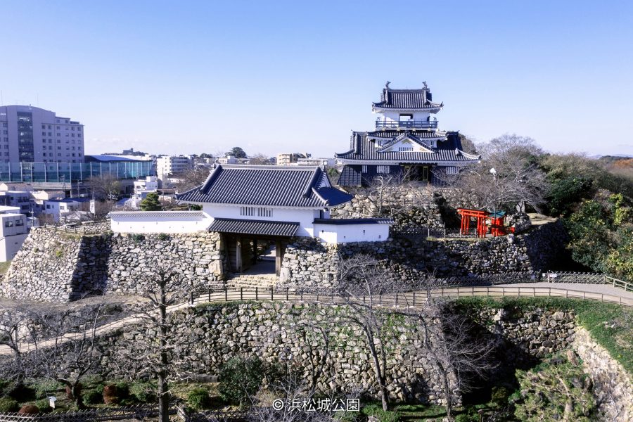 The reconstructed main keep and the restored gate of Hamamatsu Castle, situated on a stone wall overlooking the surrounding city.