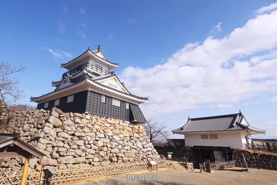 The Hamamatsu Castle keep standing on a high stone wall (nozura-zumi) next to a smaller reconstructed building.