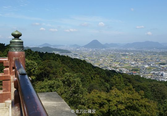 A wide view of the Sanuki Plain and surrounding hills, including Mt. Iino (Sanuki Fuji), seen from the upper level of Kotohira-gu Shrine.