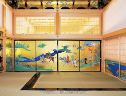 The interior of a reconstructed Honmaru Goten room in Kumamoto Castle, featuring tatami mats and sliding doors painted with gold-leaf scenes.