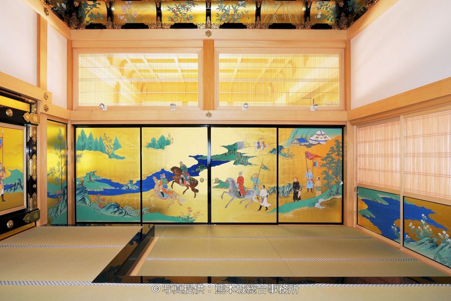 The interior of a reconstructed Honmaru Goten room in Kumamoto Castle, featuring tatami mats and sliding doors painted with gold-leaf scenes.