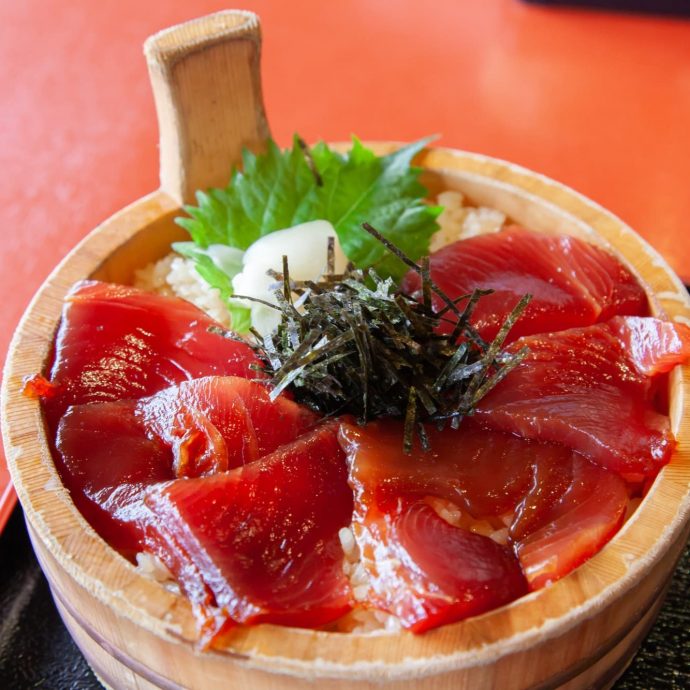 Tekone sushi (tuna rice bowl) in a wooden tub.