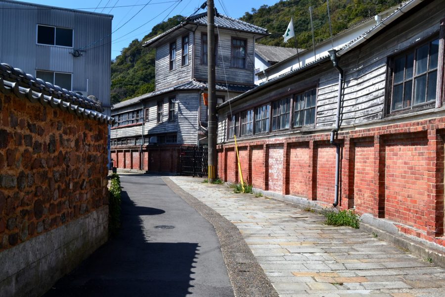 Street view of Arita's Uchiyama district with traditional buildings.